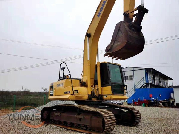 Komatsu PC200-8 excavator